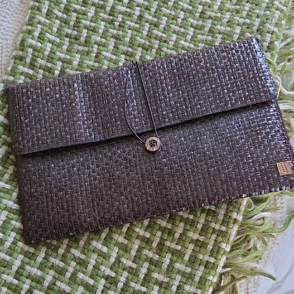 NEW Paralife Dark Brown Woven Grass Clutch